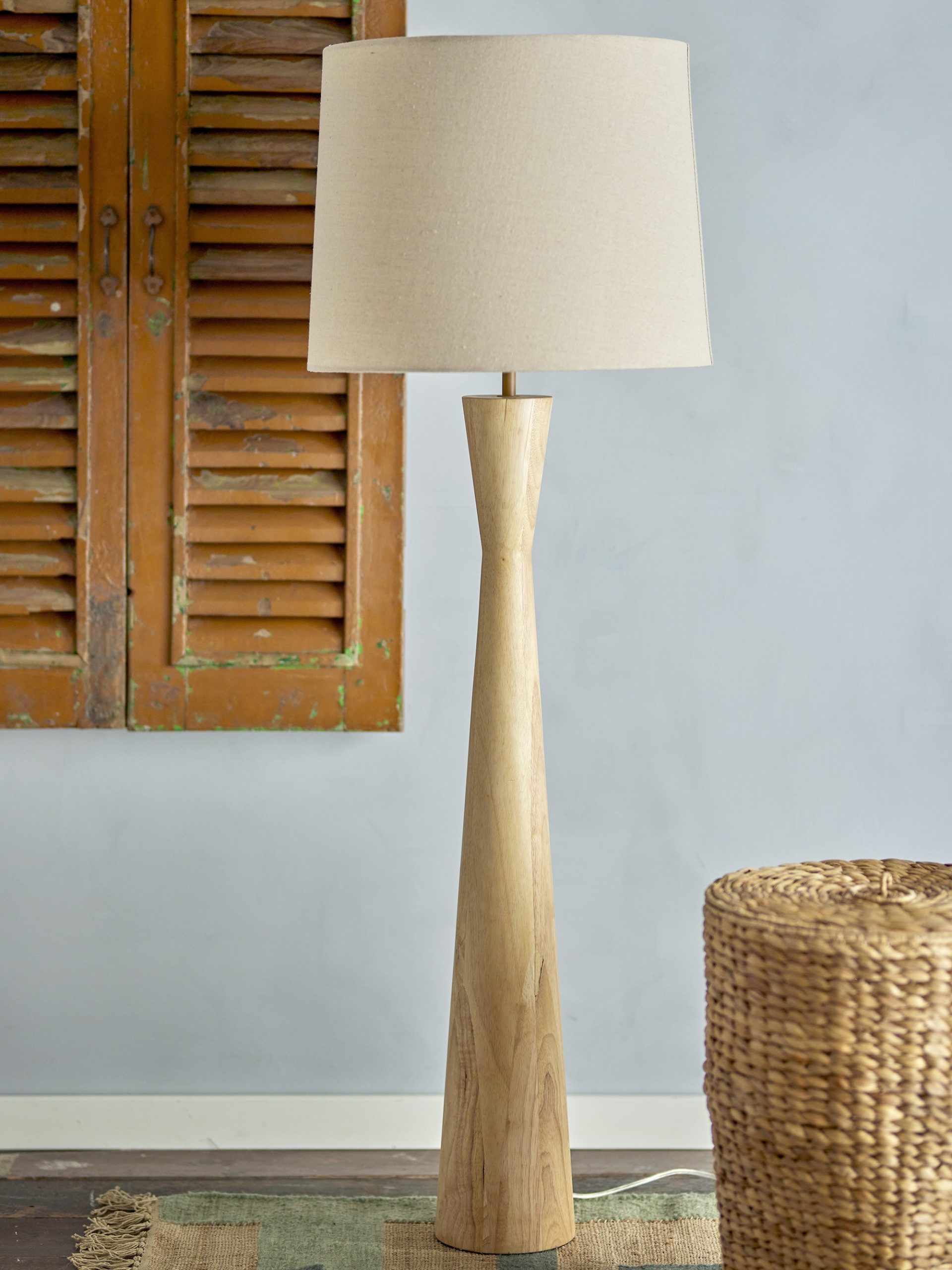 leonor-floor-lamp-nature-rubberwood
